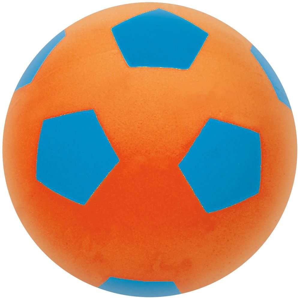 Orangener Fußball mit blauen Fünfecken. Weiches Material. Nahaufnahme.