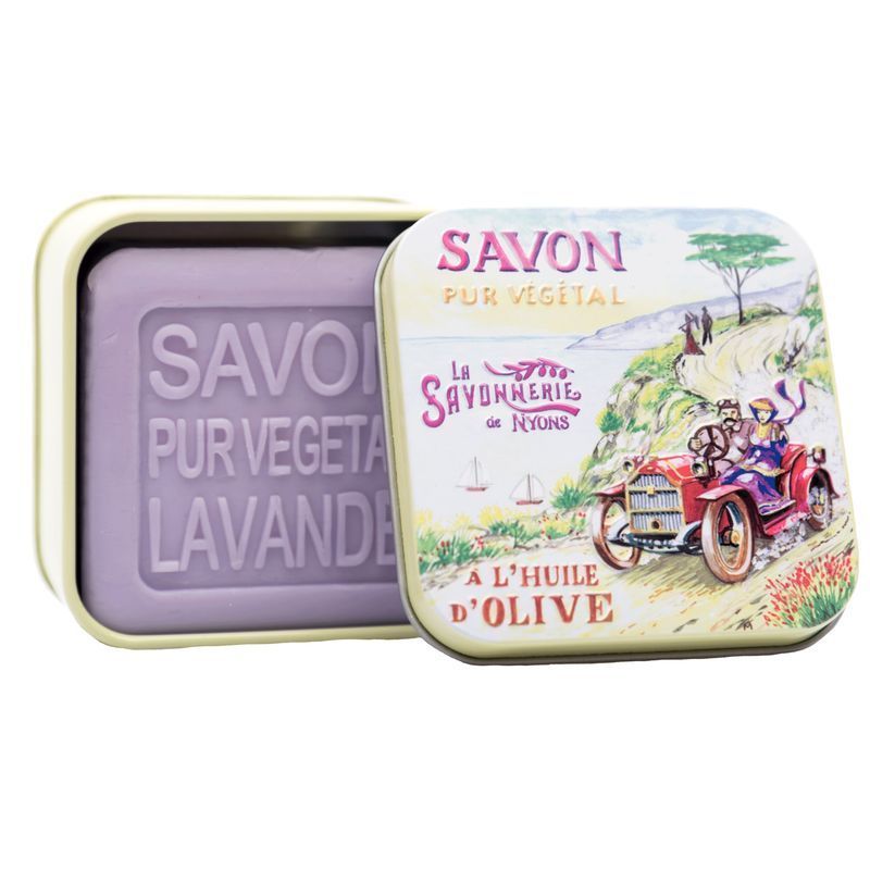 Seife in Metallbox, rechteckig, geöffnet. Lavendel-Seife, lila. Box mit Aufdruck: Autofahrt, Text.