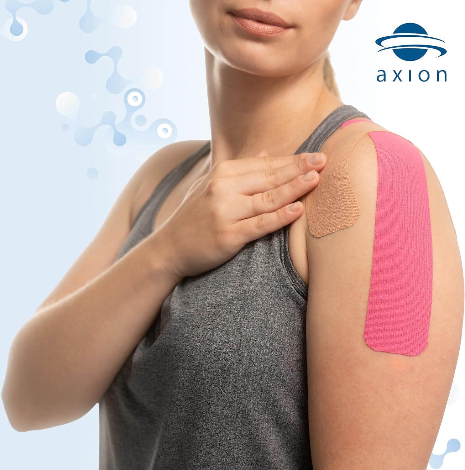 Frau mit Kinesiologie Tape an der Schulter. Rosa und beiges Tape sichtbar. axion Logo oben rechts.