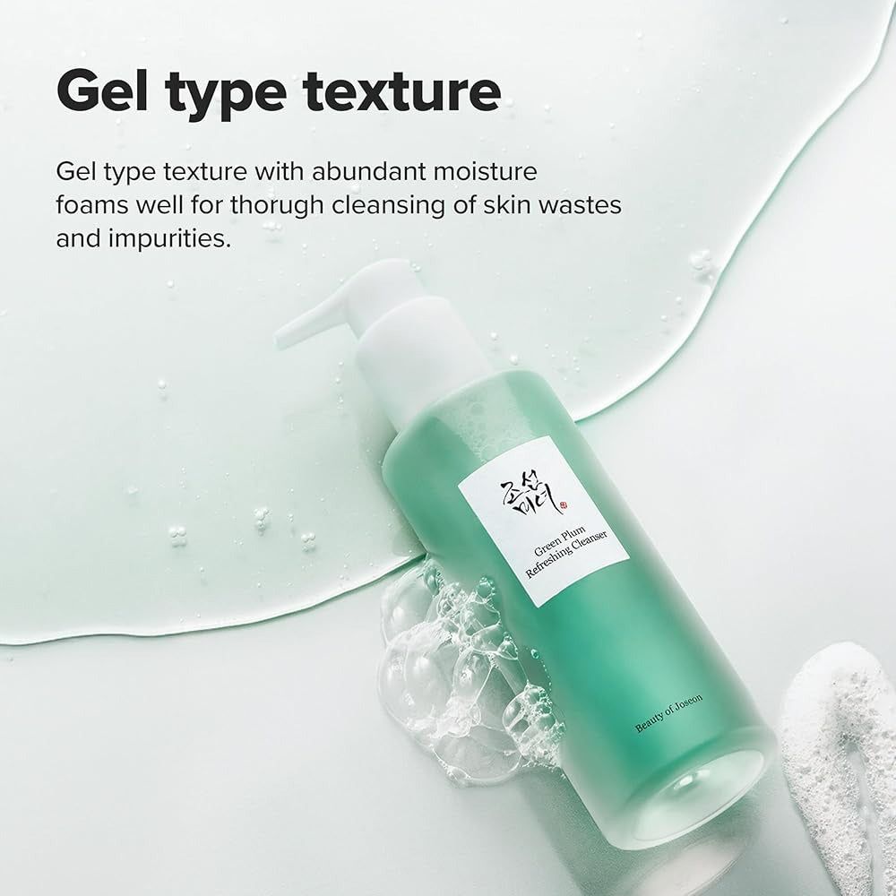 Grüne Flasche mit Pumpspender, gefüllt mit grünem Gel. Beschriftung: Green Plum Refreshing Cleanser.
