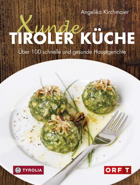 Kochbuch "Xunde Tiroler Küche" mit drei Knödeln auf einem Teller. Autorin: Angelika Kirchmaier. Verlag: Tyrolia, ORF T.