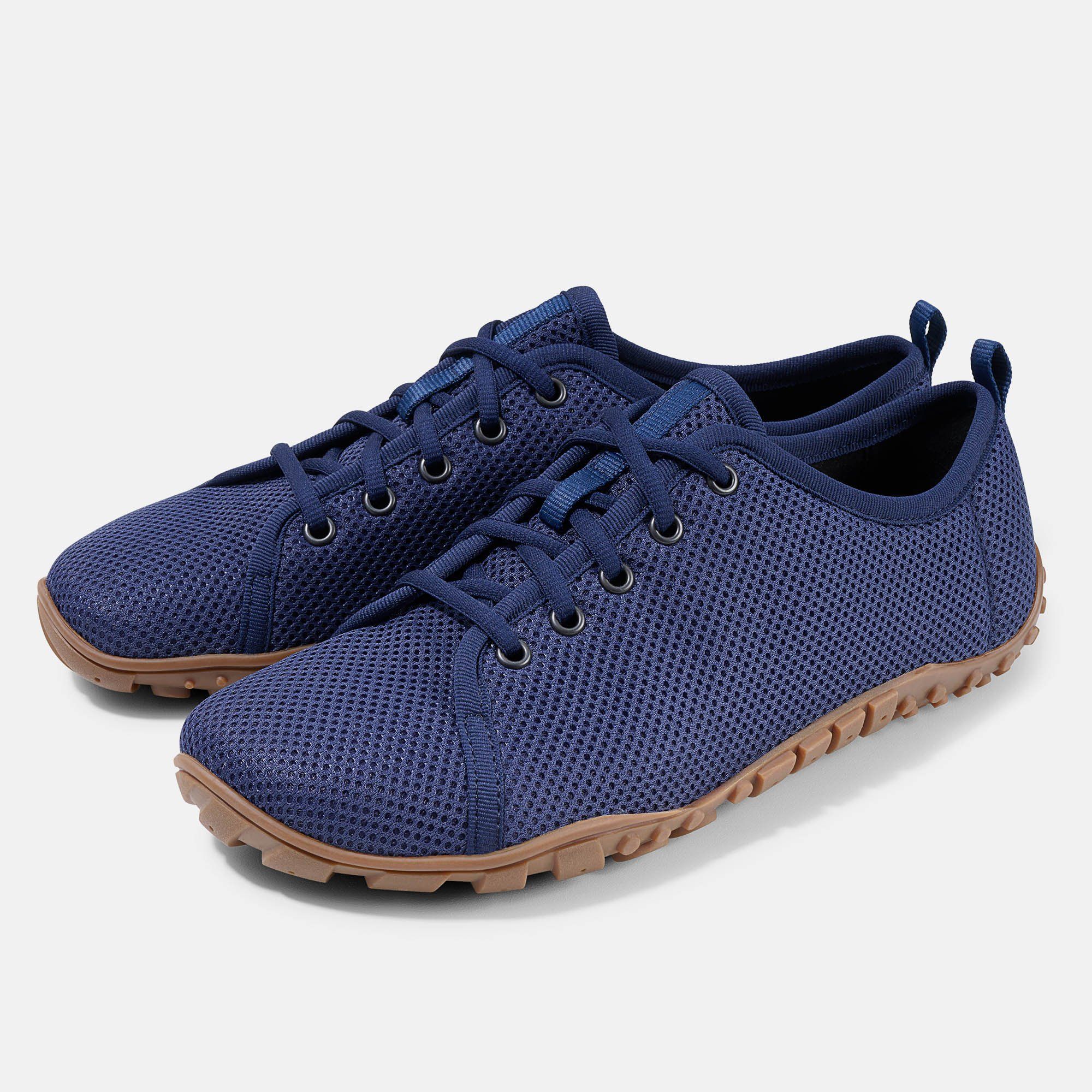 Blaue Schnürschuhe mit brauner Sohle. Mesh-Obermaterial, Schnürsenkel, Ösen und Zuglasche. Hellbraune Sohle mit Profil.