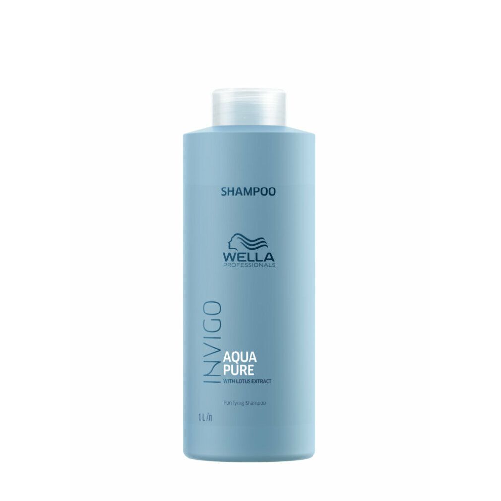 Hellblaue Shampoo-Flasche. Aufschrift: INVIGO, AQUA PURE, mit Lotus-Extrakt, 1 l. Marke: Wella Professionals. Weißer Deckel.