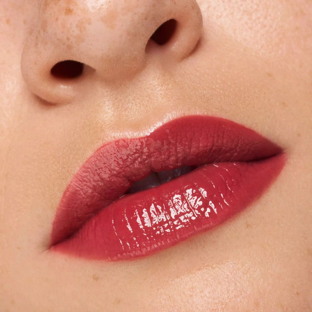 Nahaufnahme von Lippen mit Essence Hydra Kiss Lippen-Tint. Glänzendes Finish.