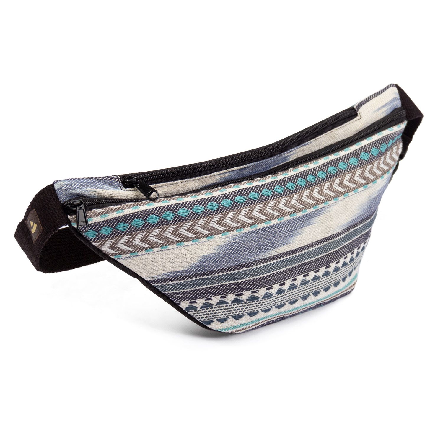 Bauchtasche mit schwarz-weiß-blauem Ikat-Webmuster. Zwei Reißverschlüsse, schwarzer Gurt. Winkelansicht.