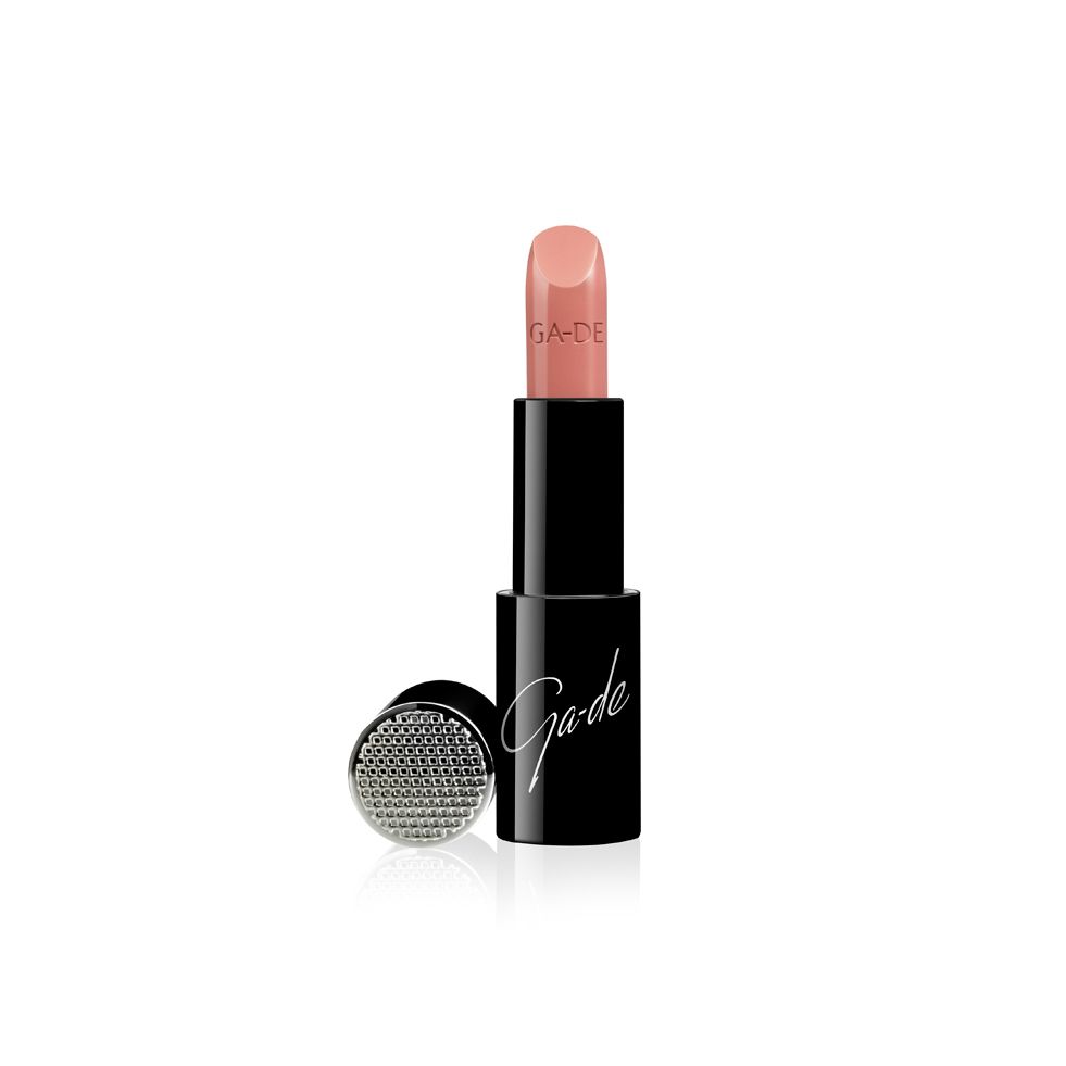 Lippenstift mit schwarzem Gehäuse und rosafarbenem Stift. Auf dem Stift steht "GA-DE". Neben dem Lippenstift liegt ein runder, silberfarbener Applikator.