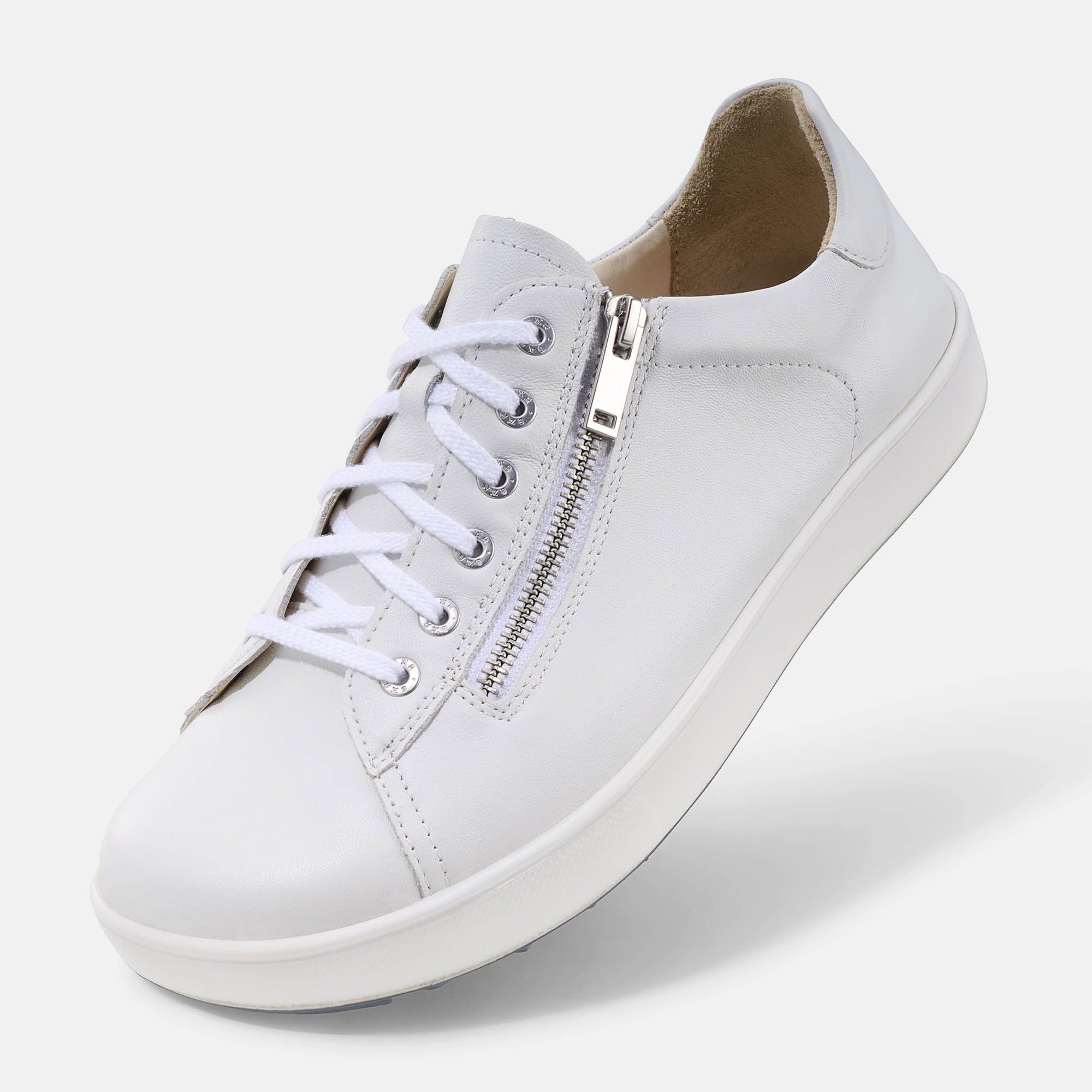 Weißer Schnürschuh mit Reißverschluss. Flache Sohle, weißes Leder. Schuh leicht schräg gestellt, Ansicht von der Seite.