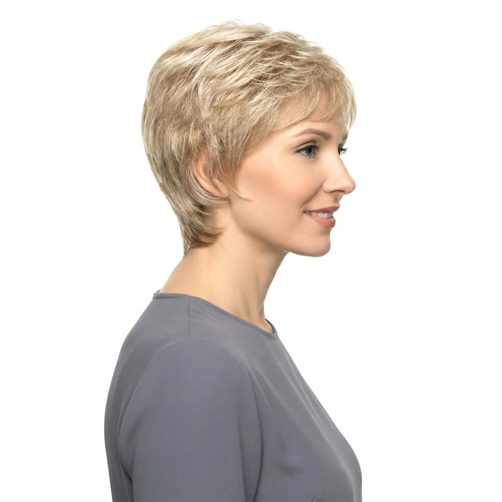 Kurzhaarperücke in Blondtönen. Seitenansicht einer Frau mit Perücke. Graues Oberteil.
