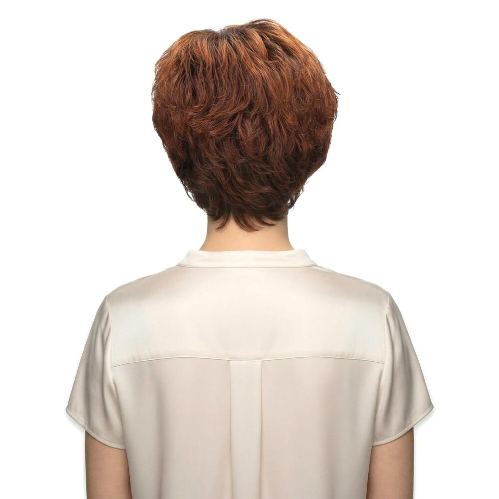 Kurzhaarperücke, rotbraun, auf einer Frau. Rückansicht. Die Frau trägt ein helles Hemd.