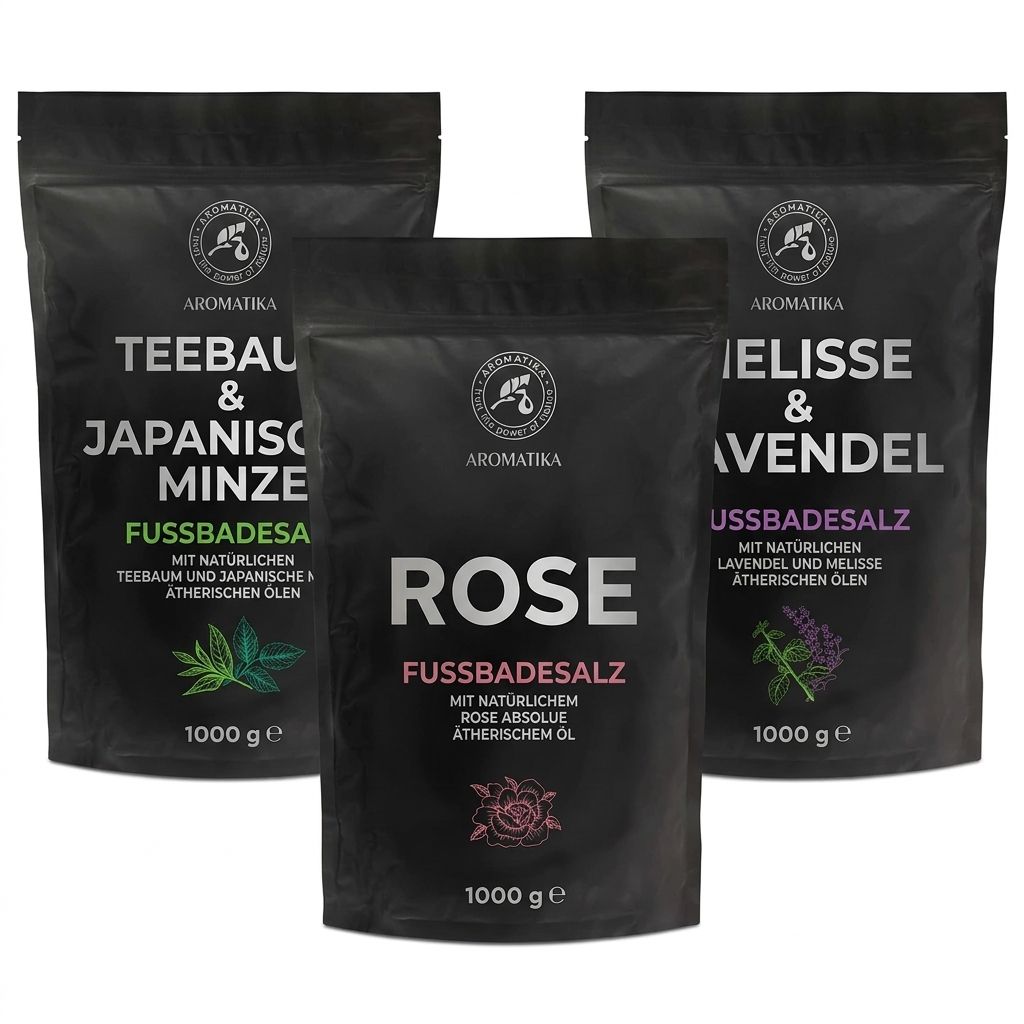 Drei schwarze Beutel mit Fußbadesalz. Aufschrift: Teebaum & Japanische Minze, Rose, Melisse & Lavendel. Marke: AROMATIKA. 1000 g.