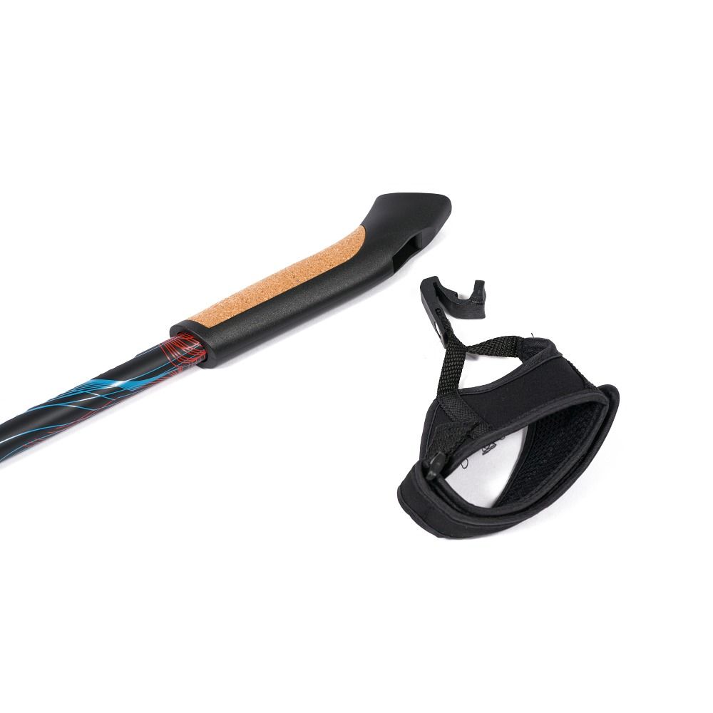 Nordic Walking Stock mit Korkgriff und abnehmbarer Handschlaufe. Schwarze, blaue und rote Akzente. Nahaufnahme.