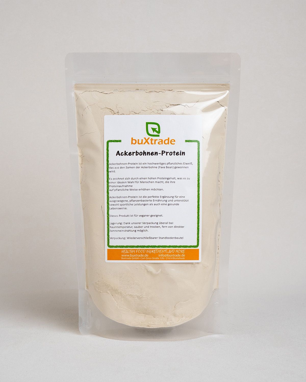 Ein transparenter Beutel mit hellem Pulver und einem Etikett mit der Aufschrift 'buxtrade Ackerbohnen-Protein'.