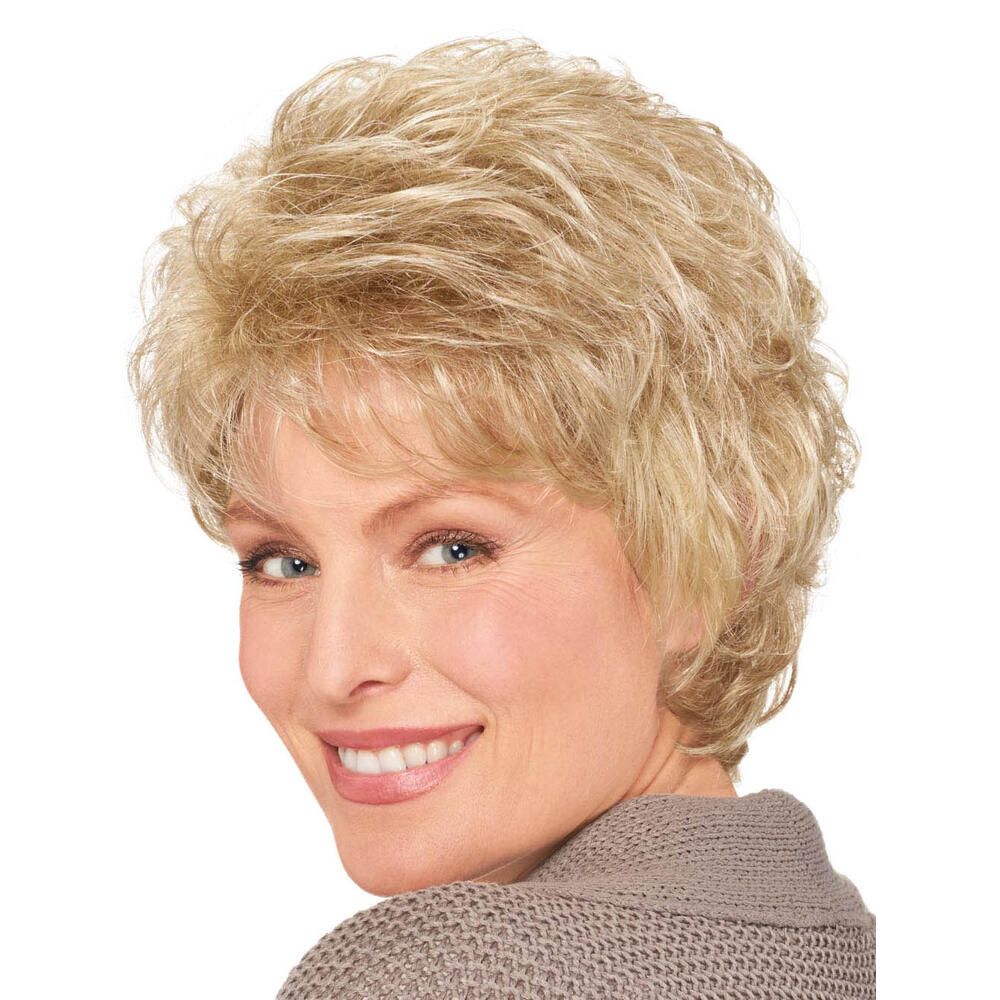 Perücke Mia von Lofty, blonde Kurzhaarfrisur, Frau lächelt in die Kamera, helles Oberteil.