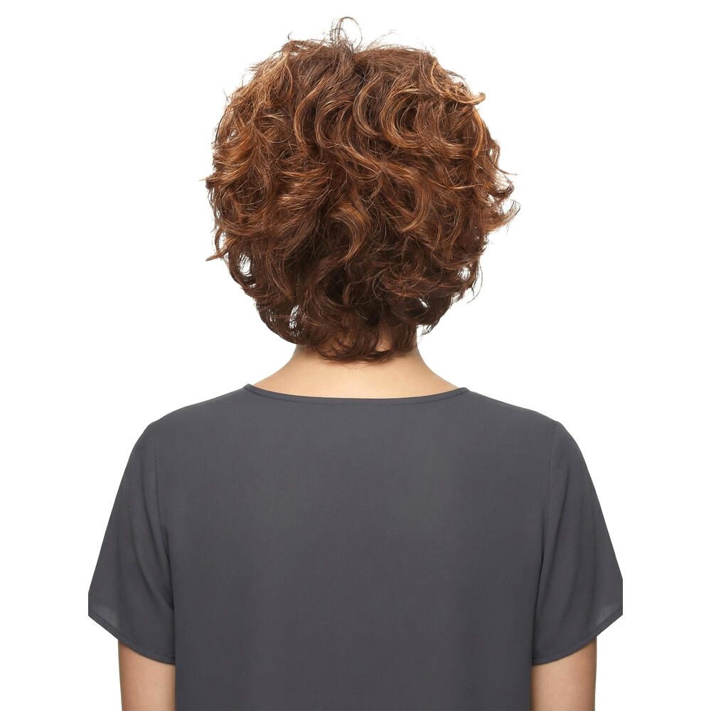 Rückansicht einer Kurzhaarperücke mit gewelltem Haar in Braun- und Blondtönen. Frau mit grauem Oberteil.