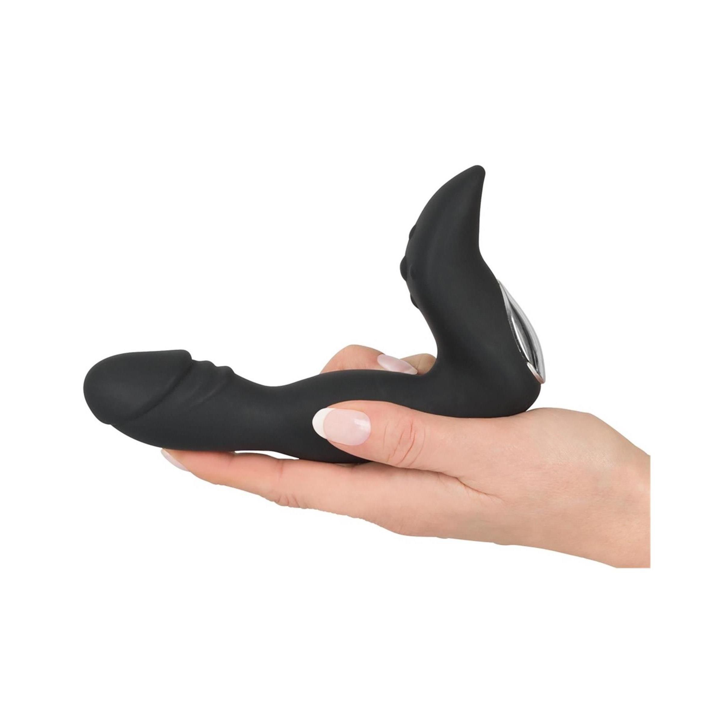 Schwarzes Wellness-Produkt in einer Hand gehalten. Es hat eine längliche Spitze und einen gebogenen Schaft mit einer Basis.