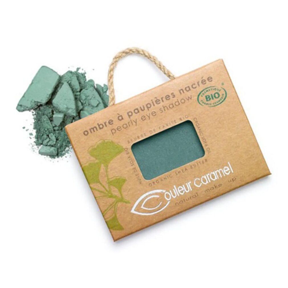 Braune Pappverpackung mit grünem Lidschatten. Text: ombre à paupières nacrée, Couleur Caramel, Bio-Siegel. Daneben zerbröselter Lidschatten.