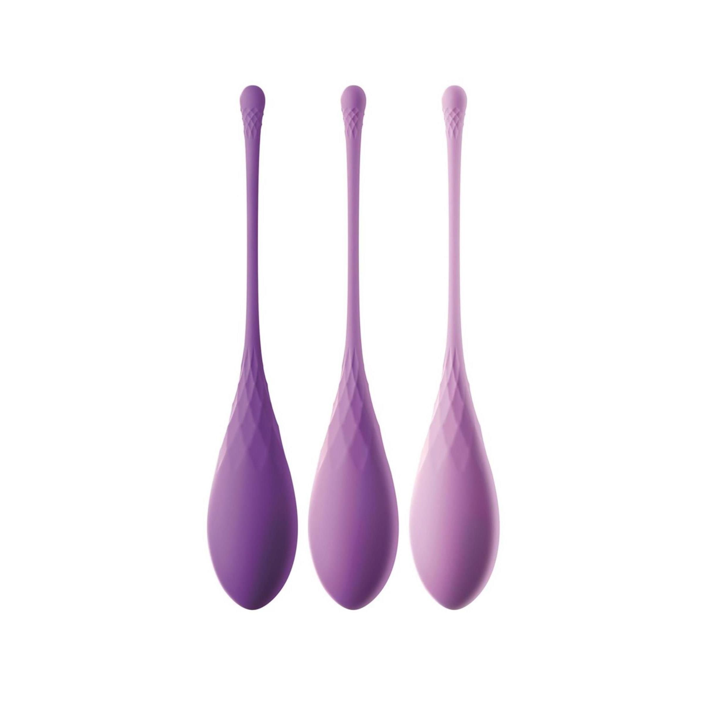 Drei Kegel-Trainingsgeräte in Lila-Tönen. Tropfenförmig mit geriffelter Oberfläche und langem Stiel.