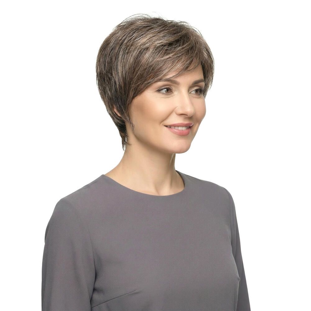 Kurzhaarperücke mit Seitenscheitel. Graue und braune Strähnen. Frau mit grauem Oberteil. Dreiviertelansicht.