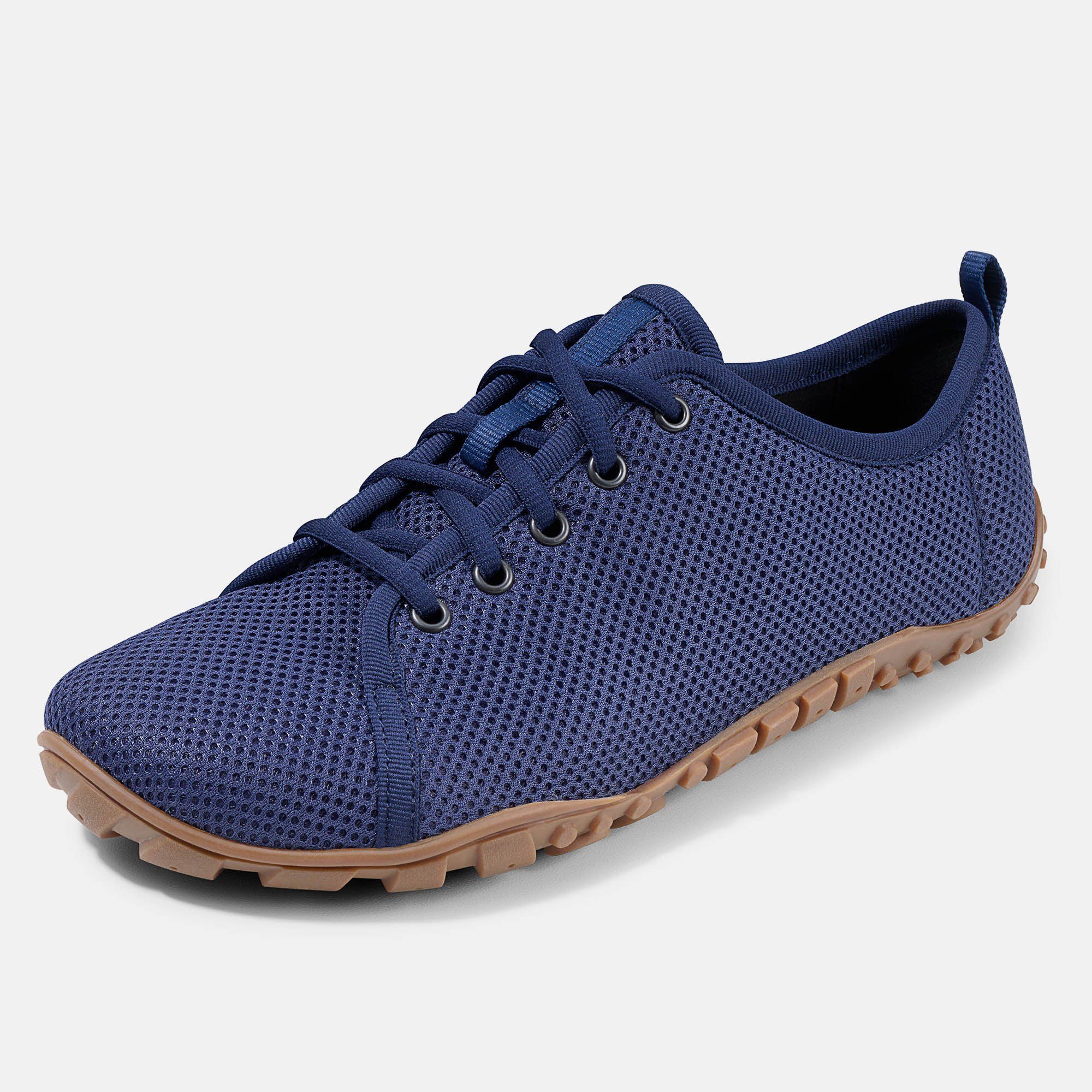 Blauer Herren-Schnürschuh mit brauner Sohle. Mesh-Obermaterial, Schnürsenkel, Ösen und Zuglasche. Breite Passform.