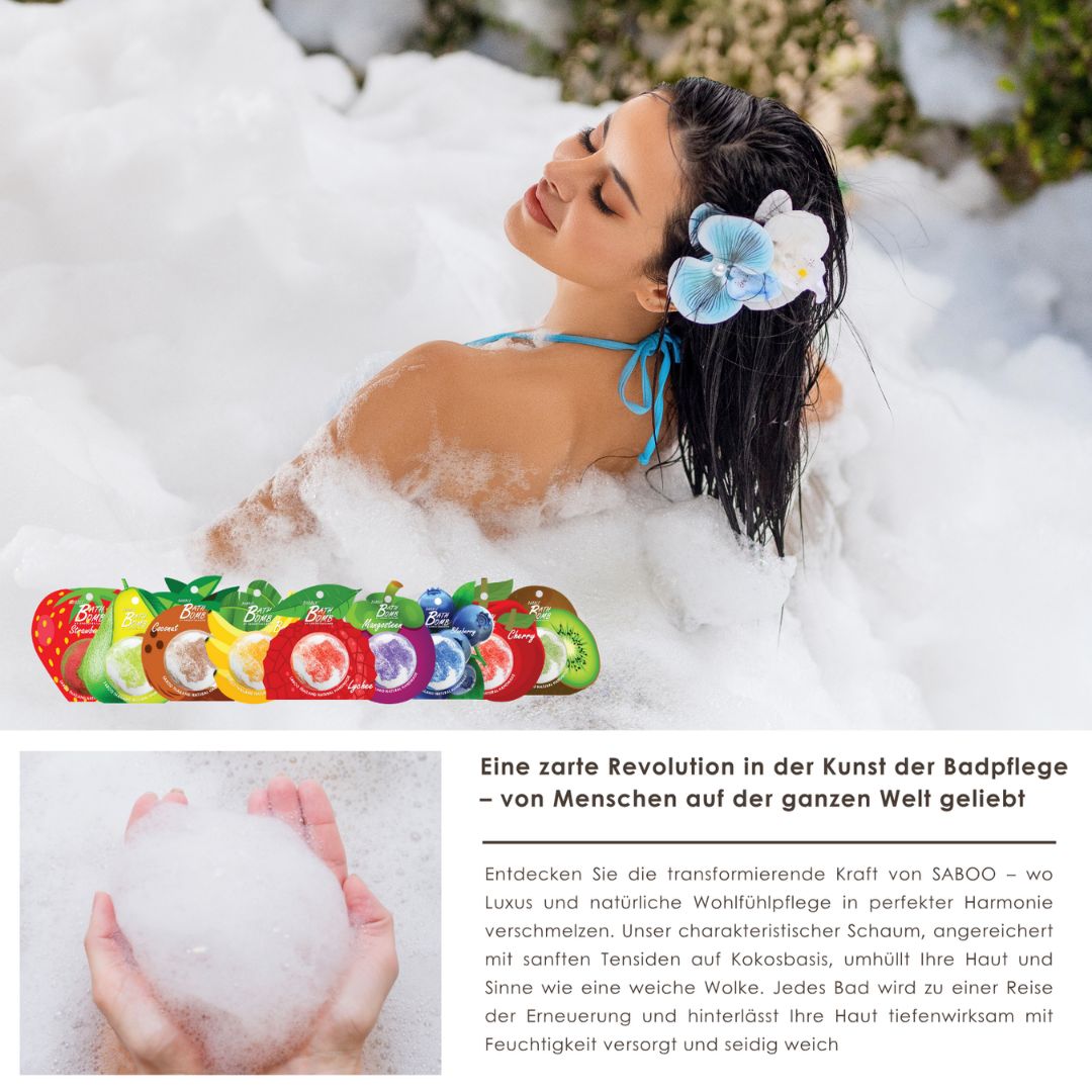Frau in Badewanne mit Schaum. Verschiedene Badebomben-Verpackungen. Text: Saboo, natürliche Inhaltsstoffe.