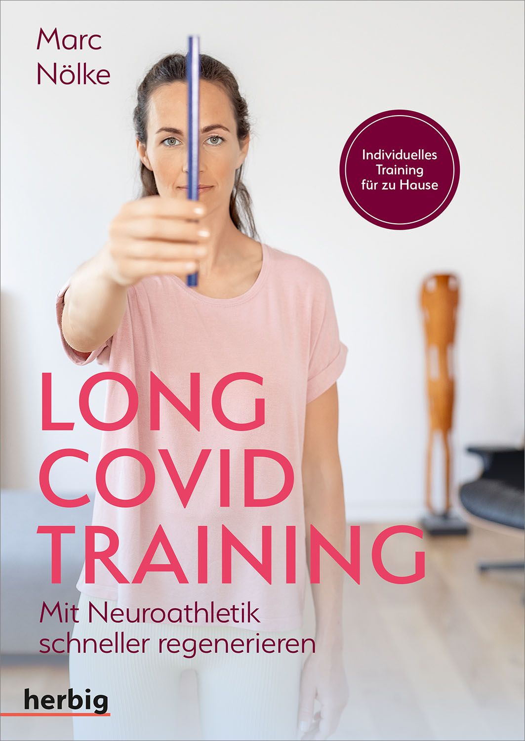 Buchcover: "Long Covid Training" von Marc Nölke. Frau hält Smartphone vor sich. Runder Aufkleber: "Individuelles Training für zu Hause".
