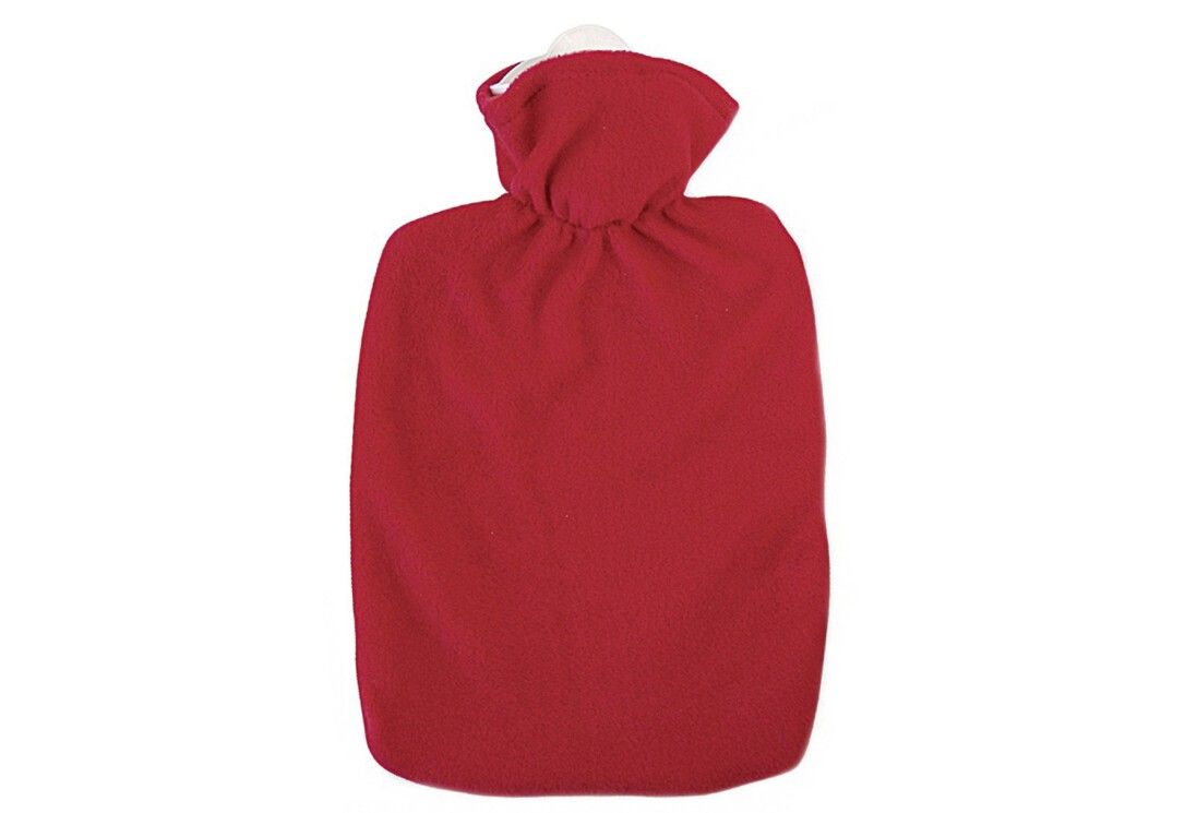 Rote Wärmflasche mit Fleecebezug. Oben mit weißem Verschluss. Auf hellem Hintergrund.
