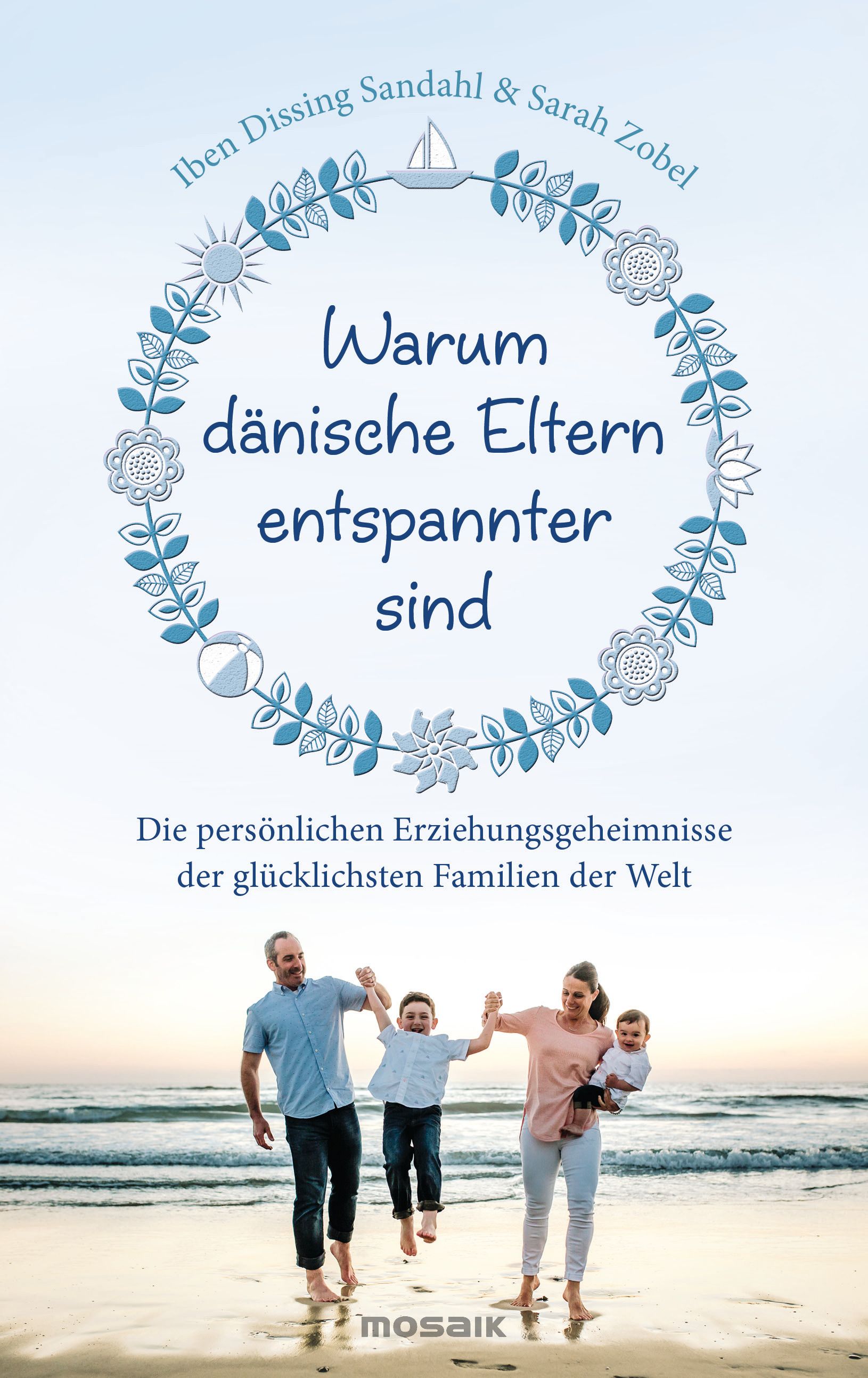 Buchcover mit Titel: Warum dänische Eltern entspannter sind. Autoren: Iben Dissing Sandahl & Sarah Zobel. Familie am Strand.