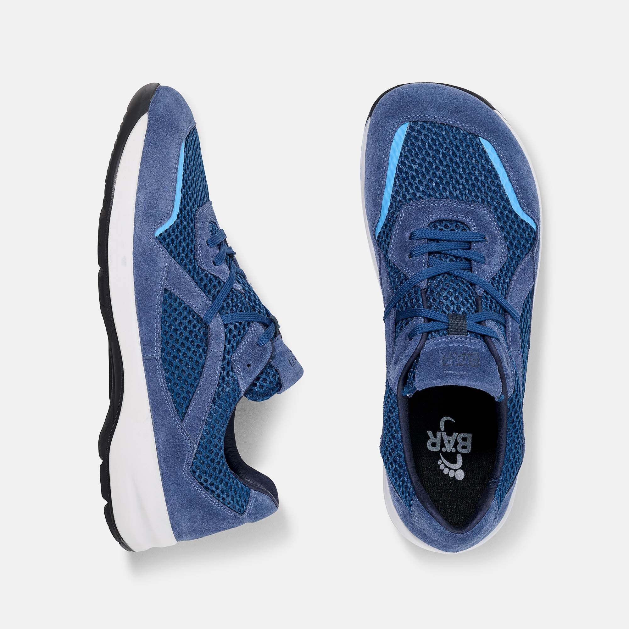 Unteransicht eines blauen Mesh- und Wildleder-Sneakers mit weißer Zwischensohle und schwarzer Laufsohle.