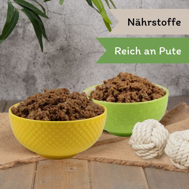 Zwei Schalen Hundefutter. Beschriftung: Nährstoffe, Reich an Pute. Daneben zwei Knäuel.