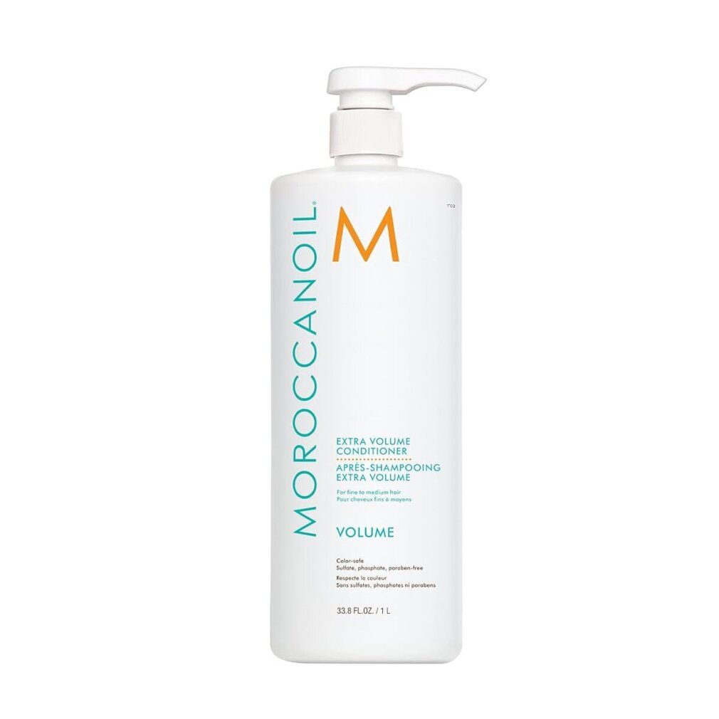 Weißer Conditioner-Behälter mit Pumpe. Text: Moroccanoil, Extra Volume Conditioner, Volume. Orangefarbenes Logo.
