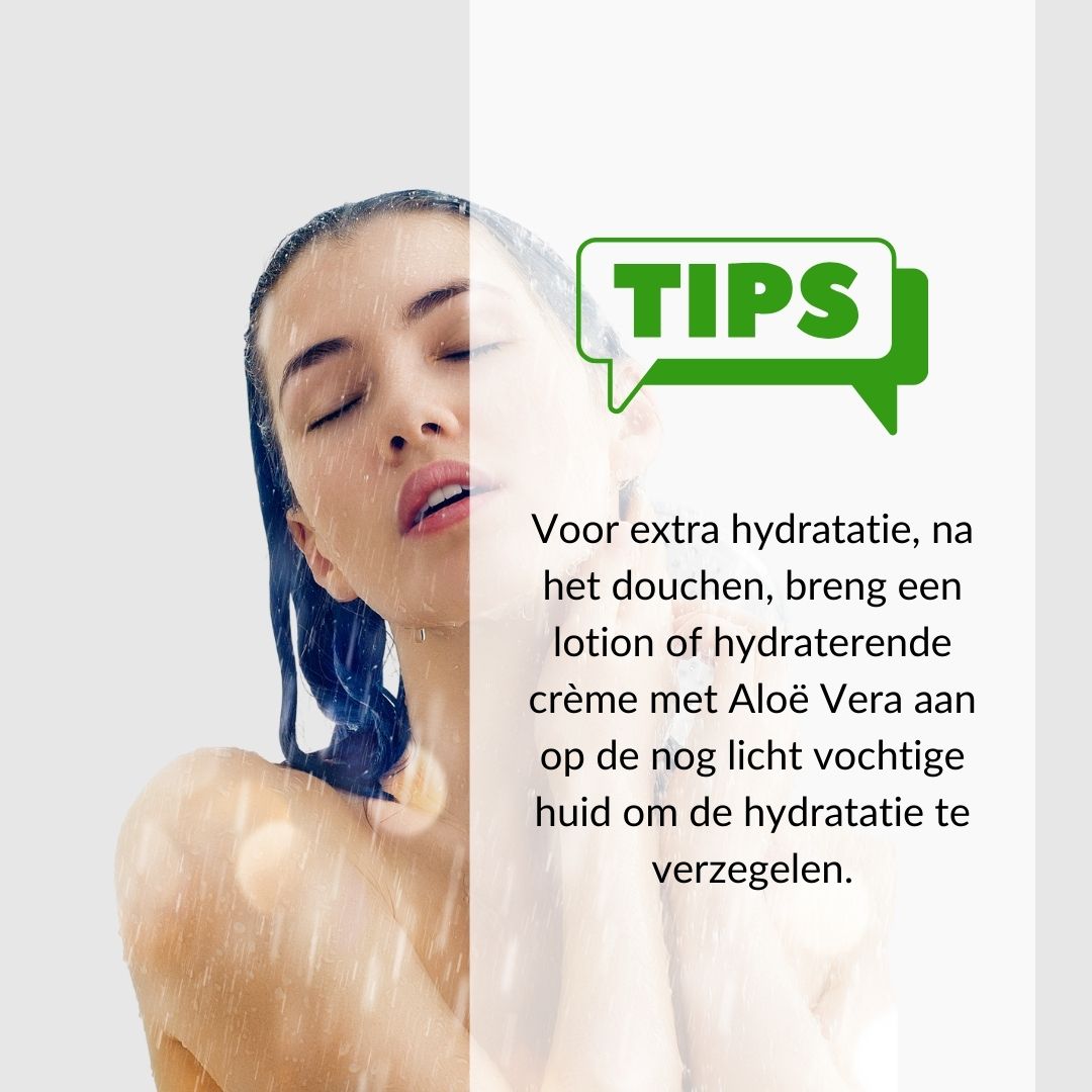 Vrouw onder de douche. Tekst: Tips. Voor extra hydratatie, lotion of crème met Aloë Vera aanbrengen.