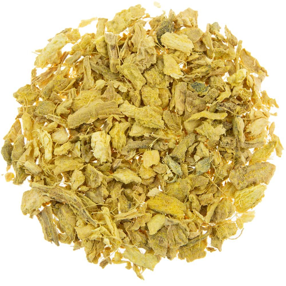 Haufen getrockneter, gelblicher Ingwer- und Kurkuma-Stücke. Nahaufnahme, helle Beleuchtung.