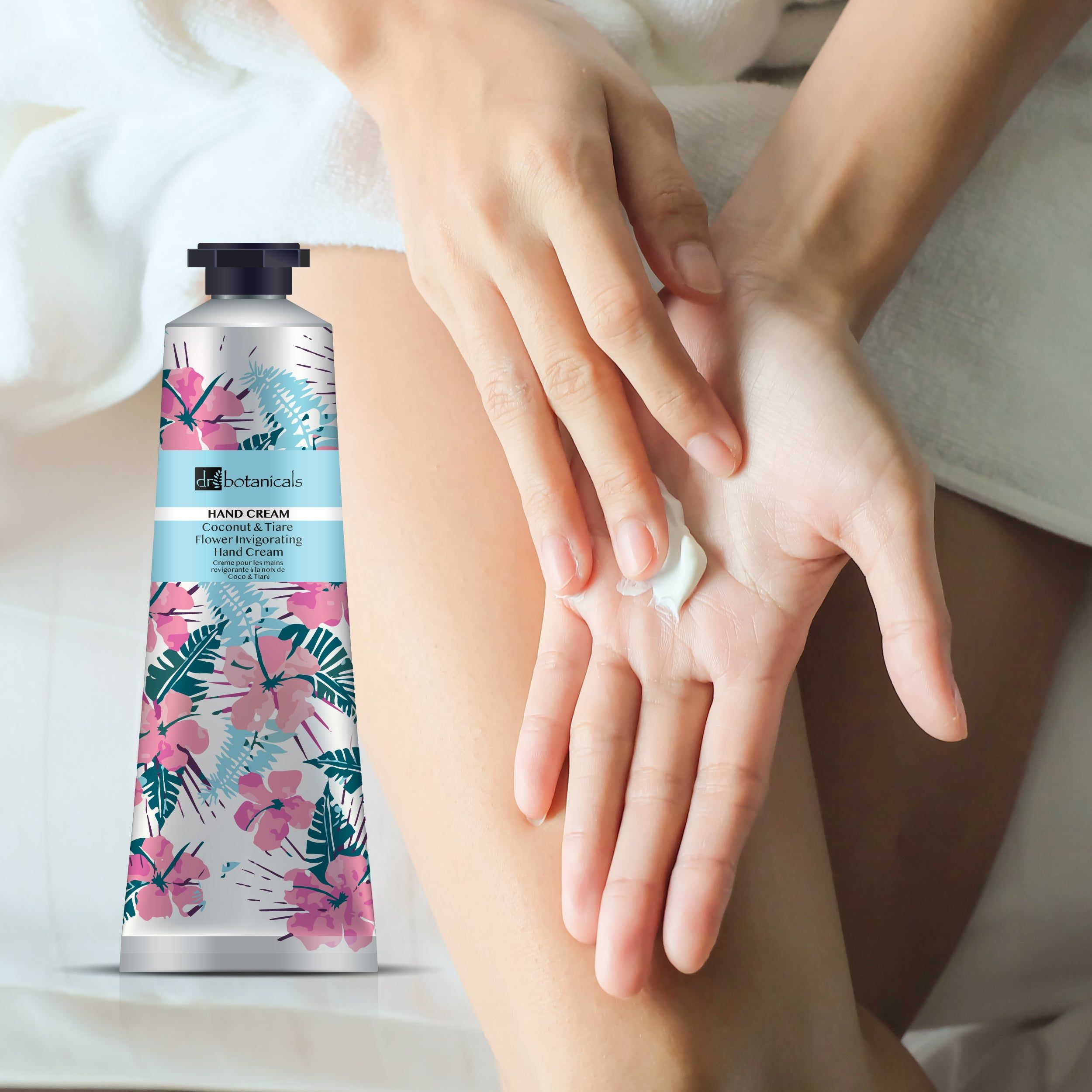 Person gibt Creme auf die Hand. Tube mit floralem Muster. Aufschrift: Dr Botanicals Hand Cream.