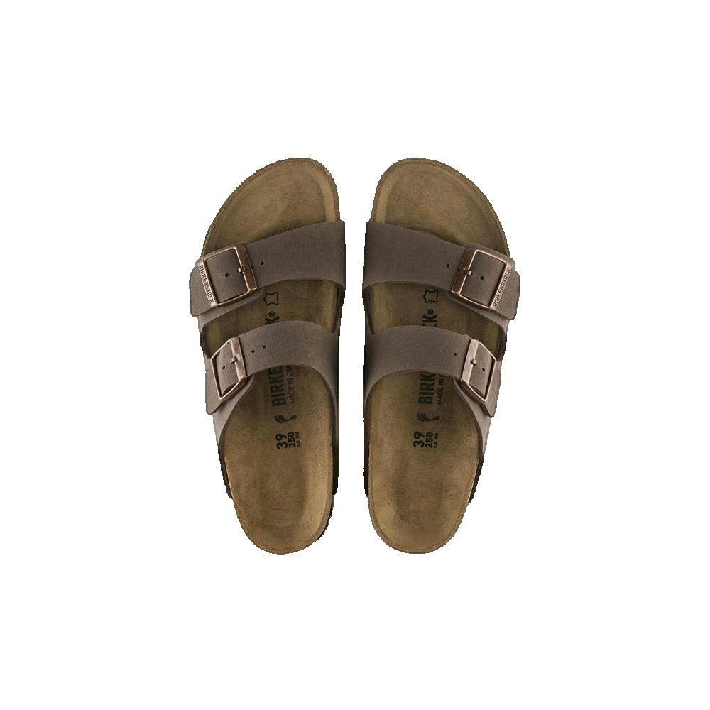 Due sandali Birkenstock Arizona marroni, vista dall'alto. Due fibbie, plantare in sughero.