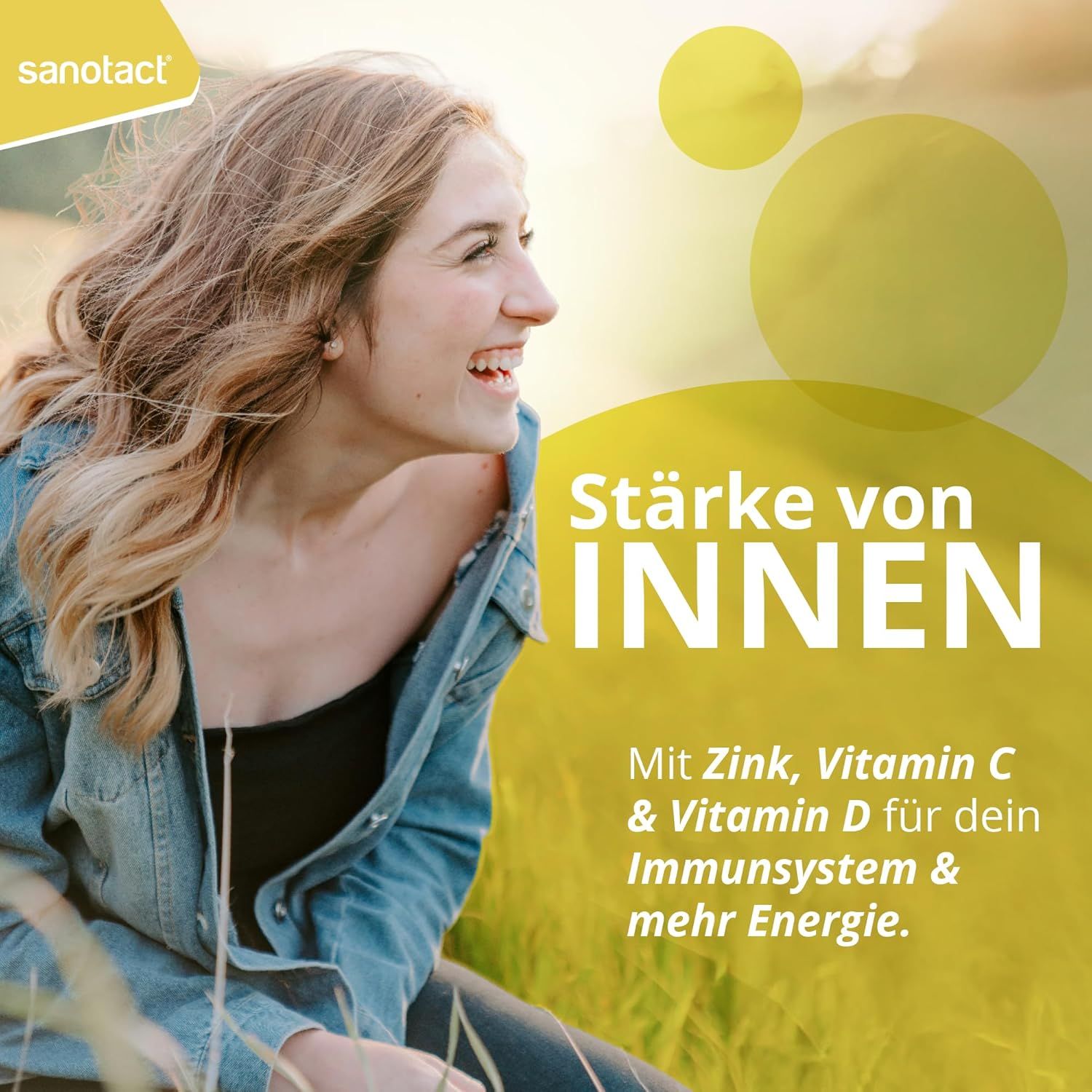 Frau lächelt im Freien. Text: Stärke von Innen. Mit Zink, Vitamin C & Vitamin D für dein Immunsystem & mehr Energie.