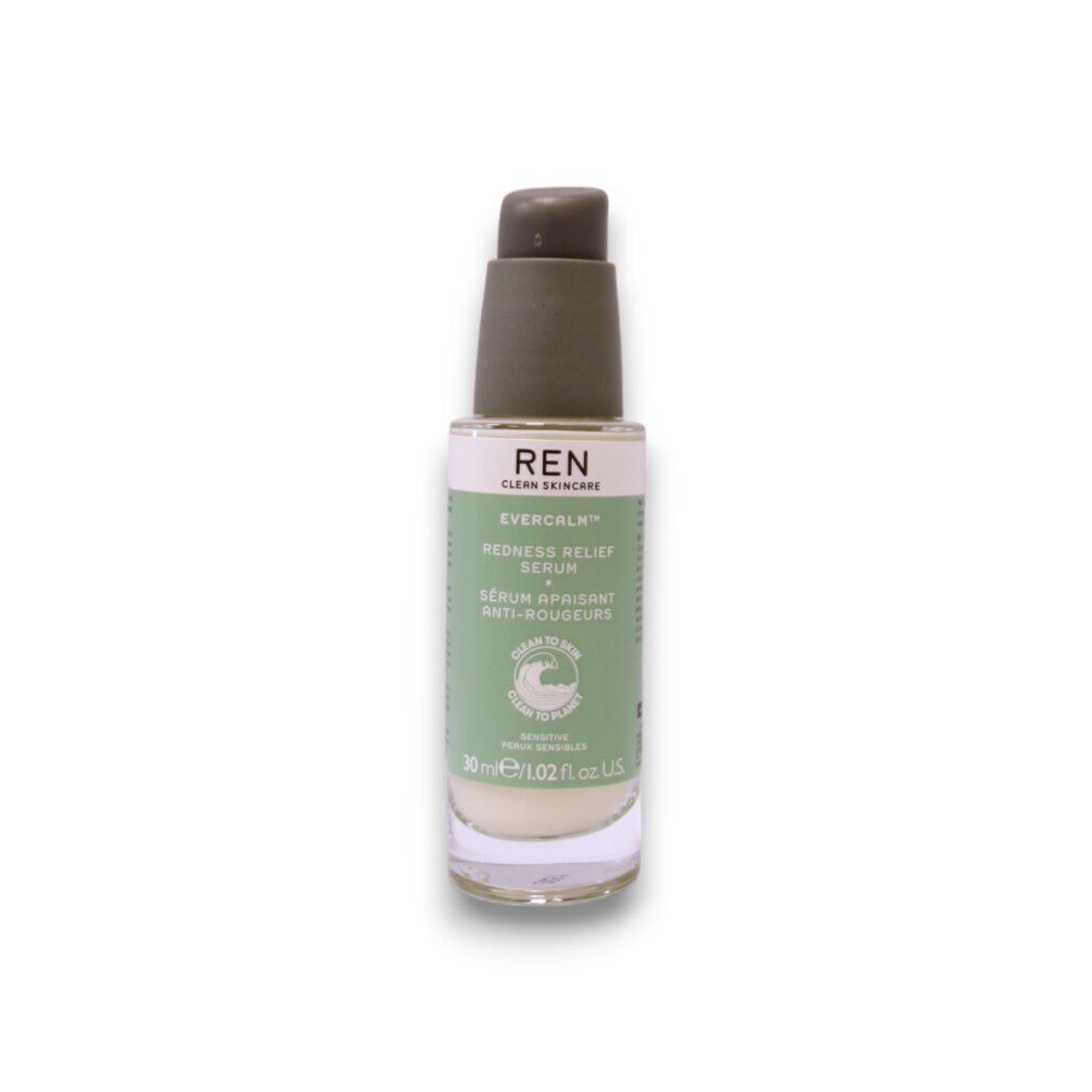 Serumflasche mit Pumpe. Aufschrift: REN, Evercalm, Redness Relief Serum. 30 ml/1.02 fl. oz. US. Logo: Clean to Skin, Clean to Planet.