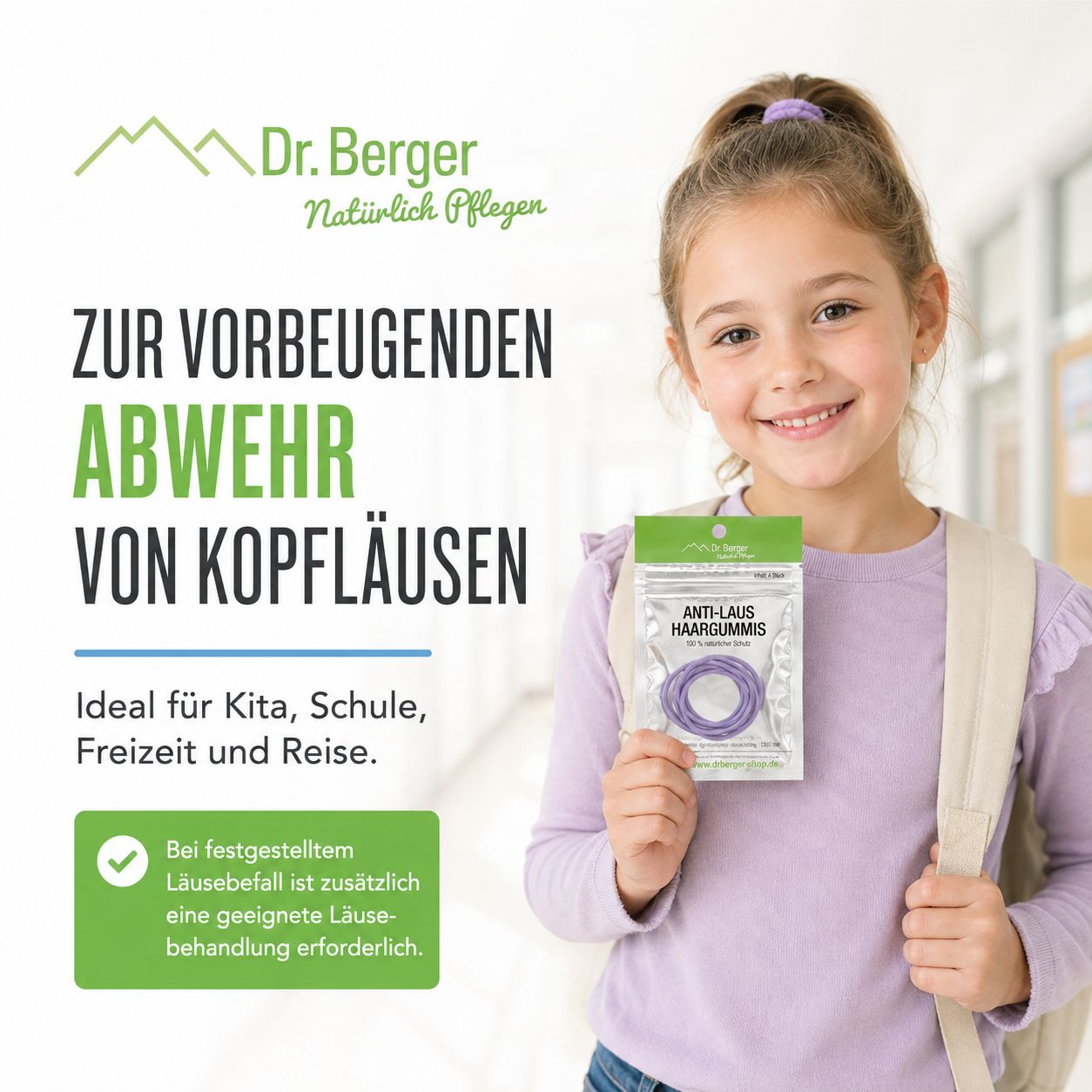 Mädchen hält eine Packung violetter Anti-Laus-Haargummis. Ideal für Kita, Schule, Freizeit.