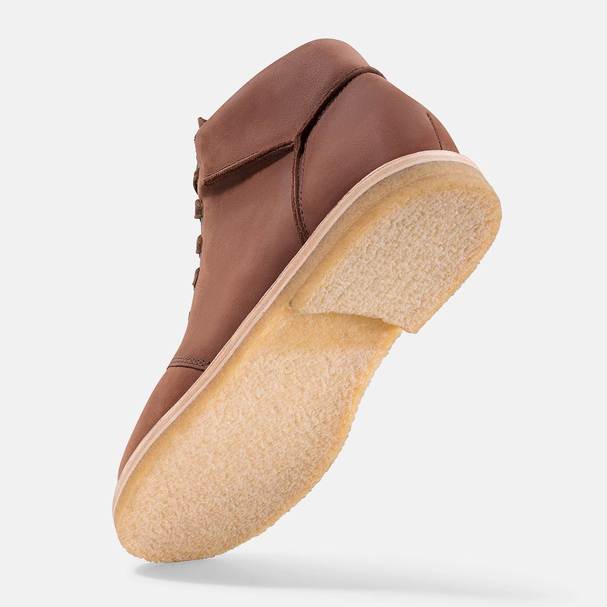 Braune Stiefelette von der Seite und unten betrachtet. Hellbraune Sohle. Schnürsenkel.