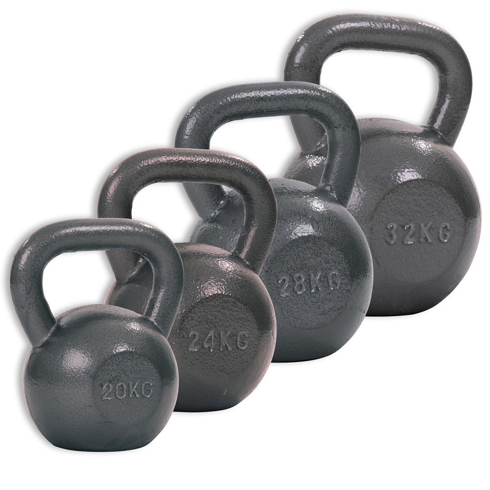 Vier graue Kettlebells mit Gewichtsangaben: 20kg, 24kg, 28kg, 32kg. Gusseisen-Oberfläche.