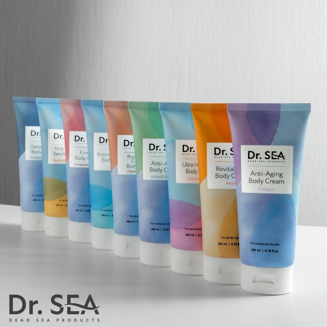 Reihe von Creme-Tuben. Aufschrift: Dr. SEA, verschiedene Produktnamen. Alle Tuben haben ähnliches Design und Form.