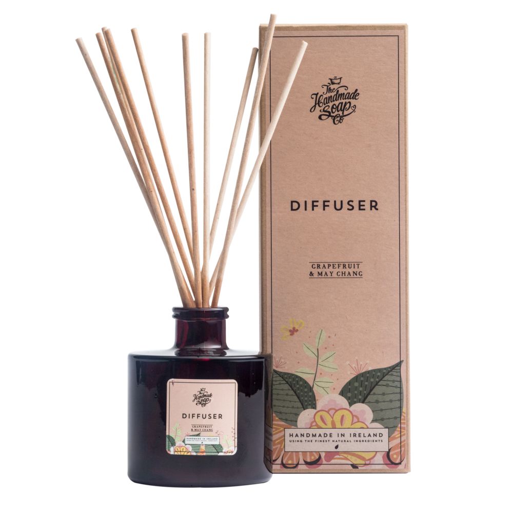 Diffusor mit Holzstäbchen und Verpackung. Aufschrift: Diffuser, Grapefruit & May Chang. Marke: The Handmade Soap Co.