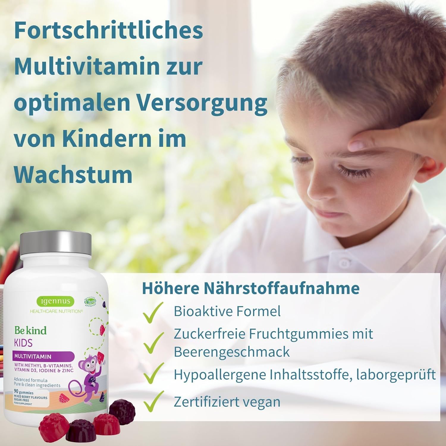 Flasche mit Fruchtgummis. Kind liest. Text: Fortschrittliches Multivitamin. Höhere Nährstoffaufnahme. Bioaktive Formel, zuckerfrei, vegan.