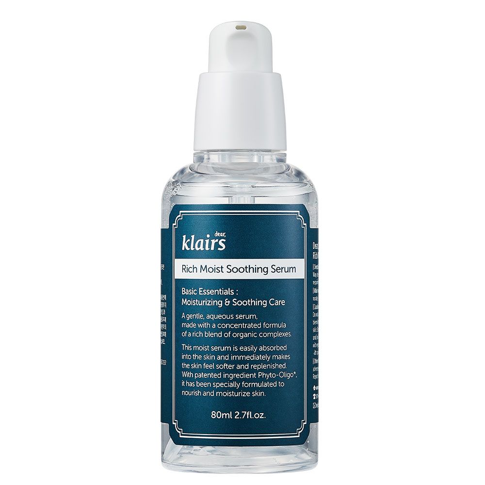 Klairs Rich Moist Soothing Serum Flasche mit Pumpzerstäuber auf blauem Hintergrund.