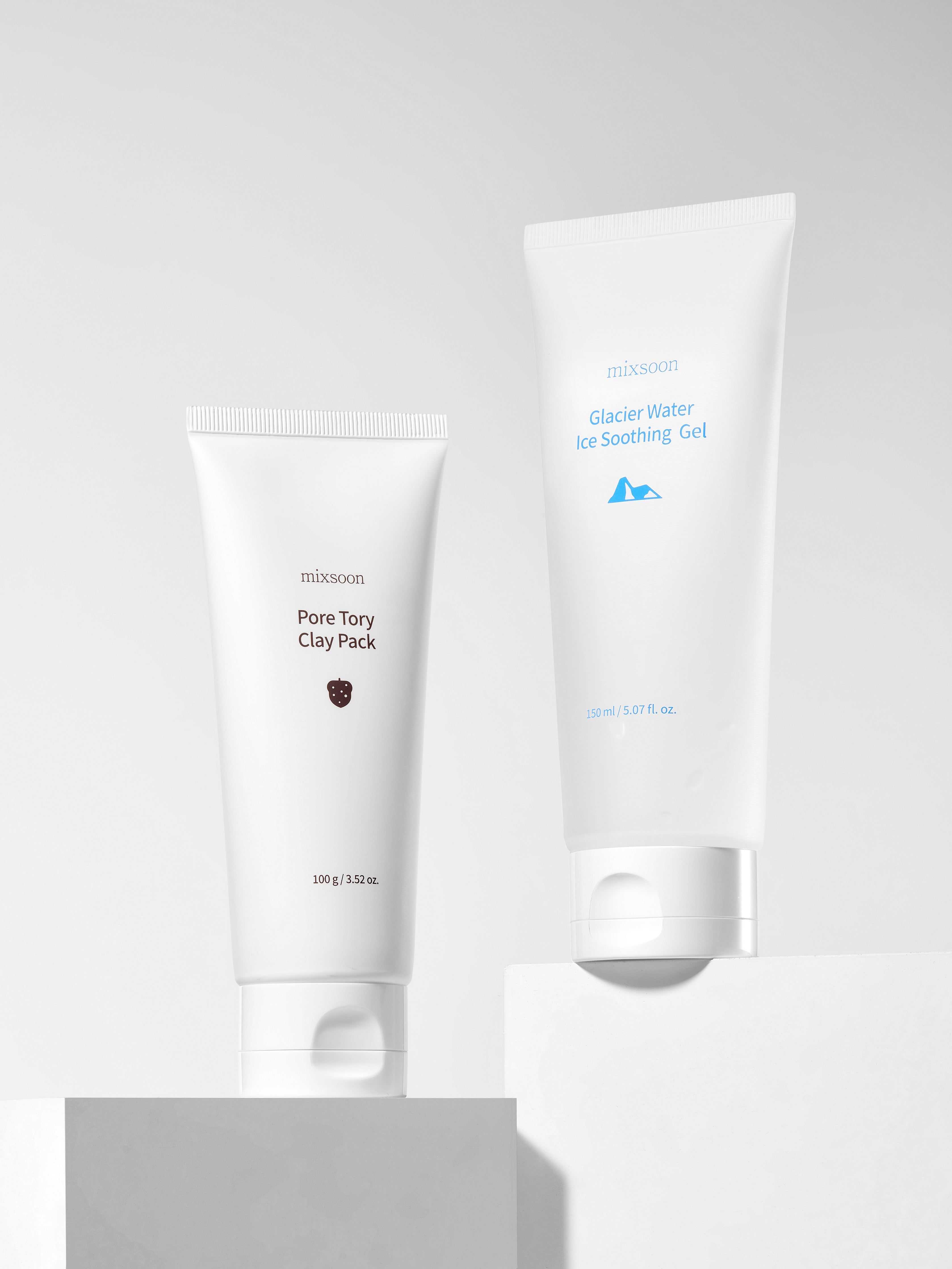 Zwei Tuben auf weißem Podest. Eine mit Produktnamen, die andere mit Text: Glacier Water Ice Soothing Gel.