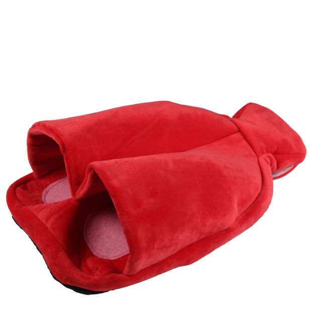 Roter Fleece-Fußwärmer. Zwei Fußöffnungen, rechteckige Form. Weiches Material.