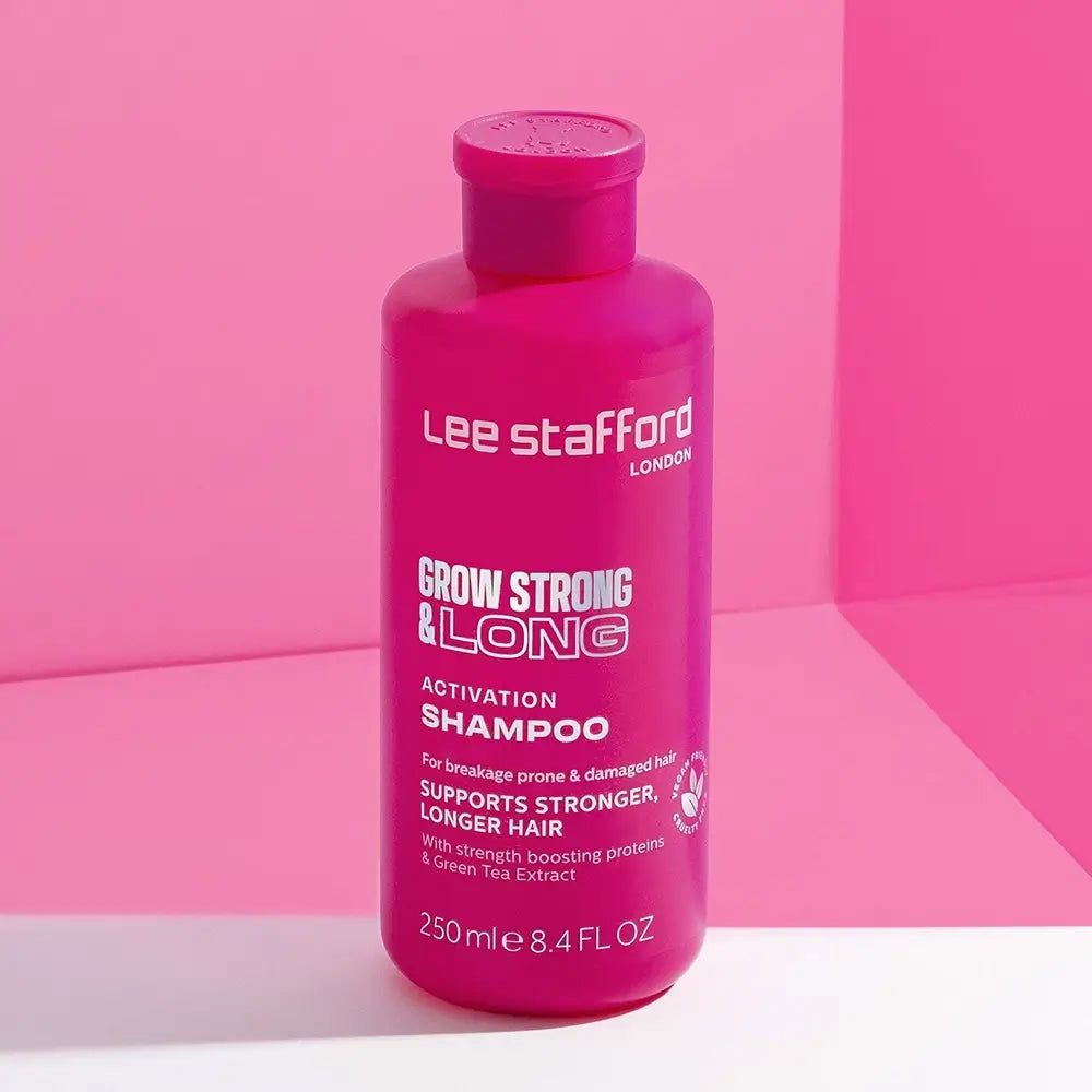 Flasche Lee Stafford Grow Strong & Long Aktivierungs-Shampoo, 250ml, pink, vor pinkem Hintergrund.
