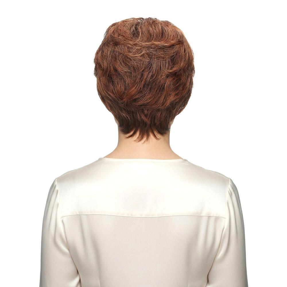 Rückansicht einer Frau mit Perücke RIVA, rotbraune kurze Haare. Trägt weißes Oberteil.