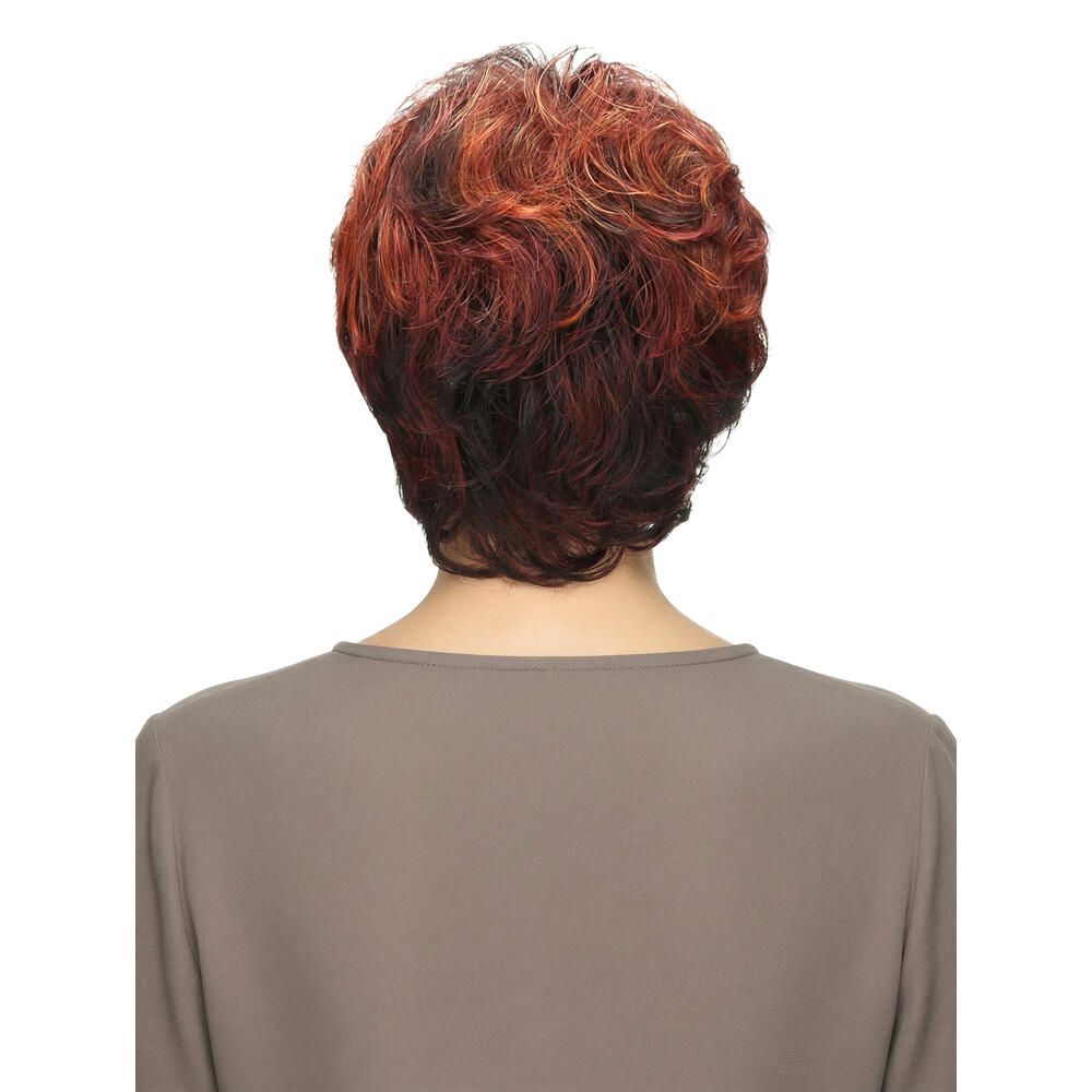 Kurzhaarperücke mit braun-roten Farbtönen. Rückansicht. Die Perücke ist auf einer Person getragen.
