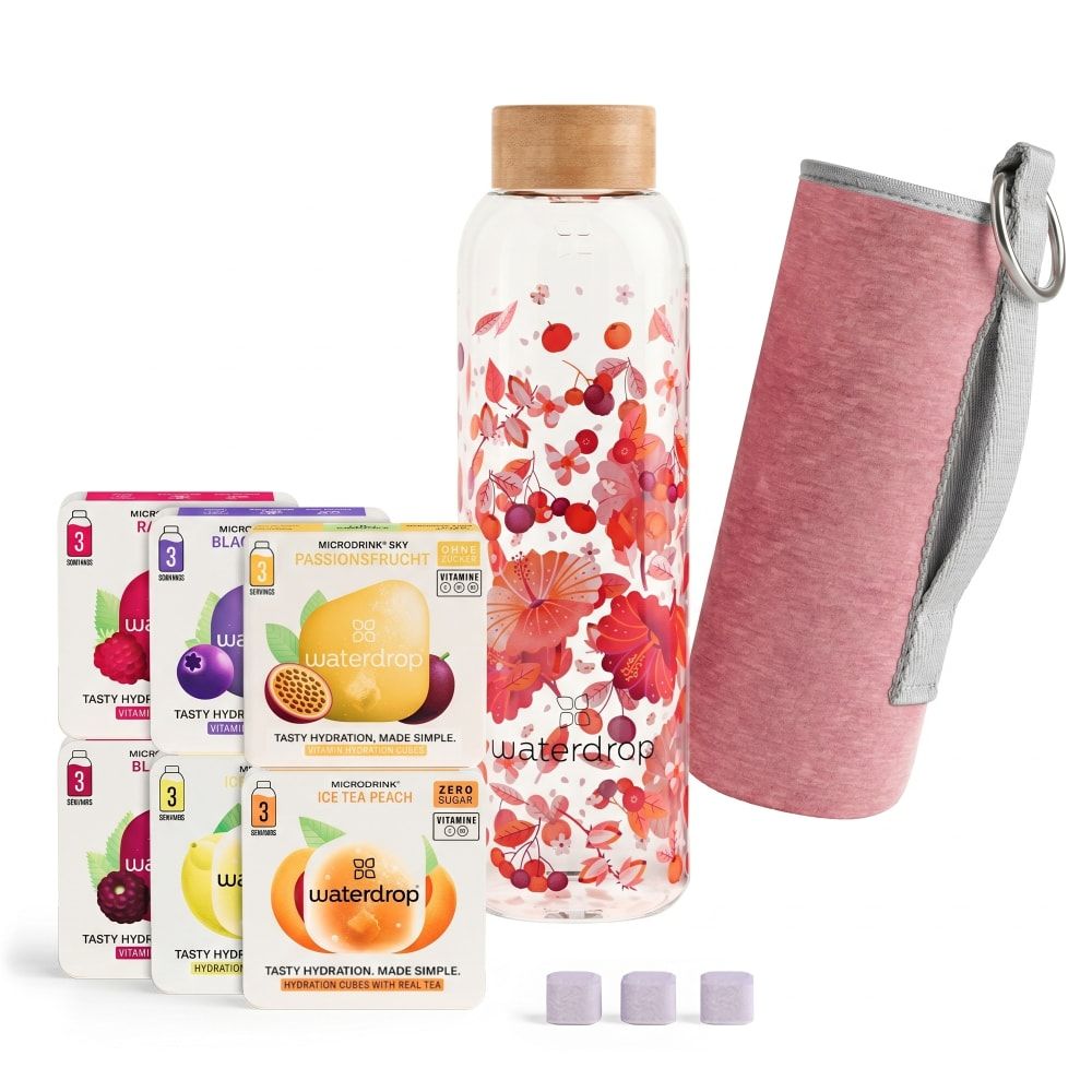 Glasflasche mit Holzdeckel, rosa Hülle, 6 Getränkepäckchen und 3 Würfel. Floral bedruckt, Wasserdrop-Logo.