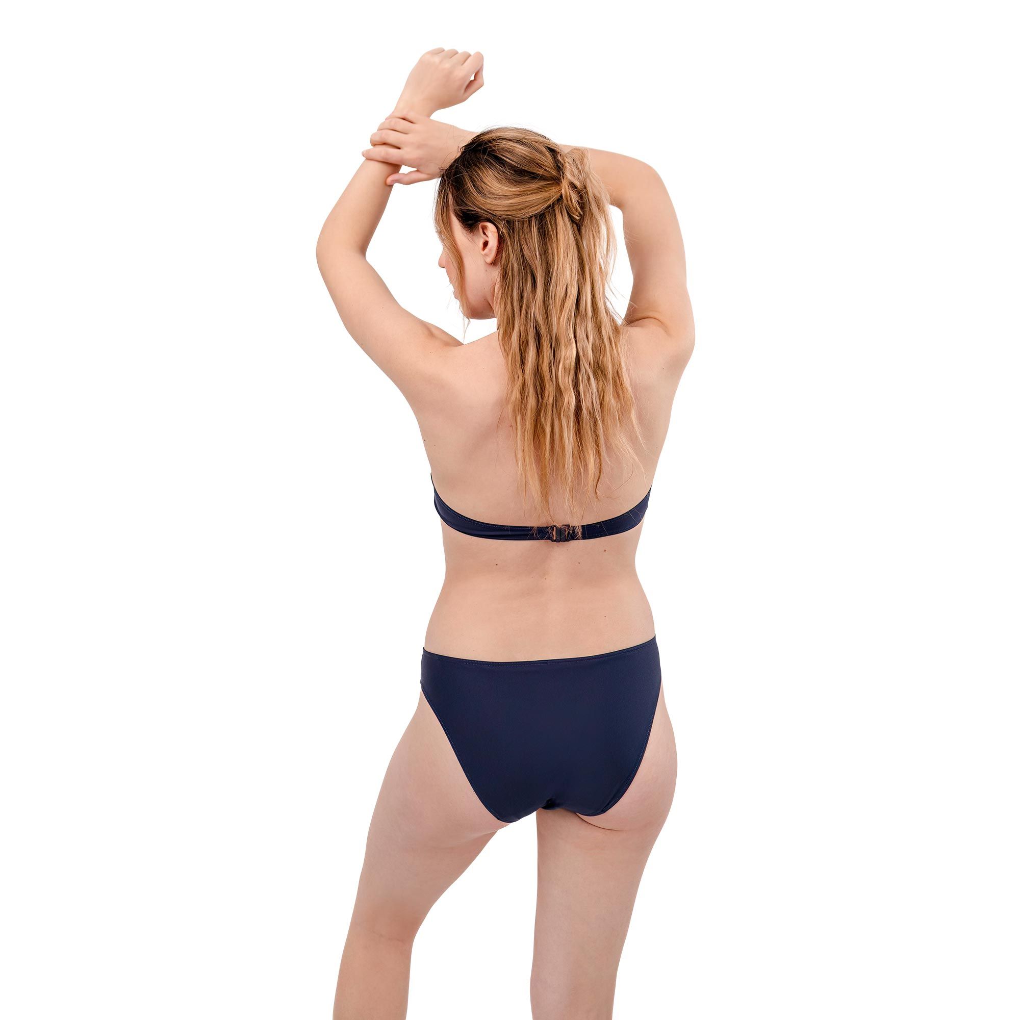Dunkelblauer Bikini, zweiteilig. Frau von hinten. Oberteil mit Verschluss.